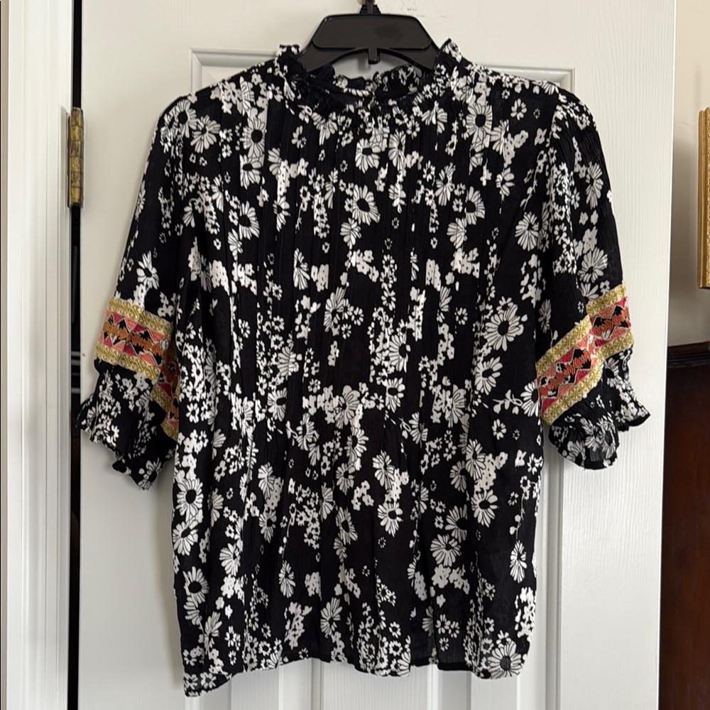 THML Black and White Ruffled Short Sleeve Blouse